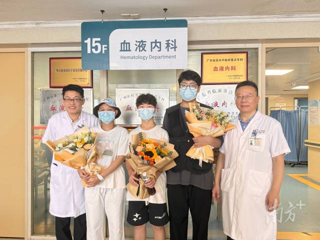 王顺清(右)和黄金棋(左)与参加“KL003细胞注射液治疗输血依赖型β-地中海贫血”临床试验项目的患者合影。 王顺清(右)和黄金棋(左)与参加“KL003细胞注射液治疗输血依赖型β-地中海贫血”临床试验项目的患者合影。