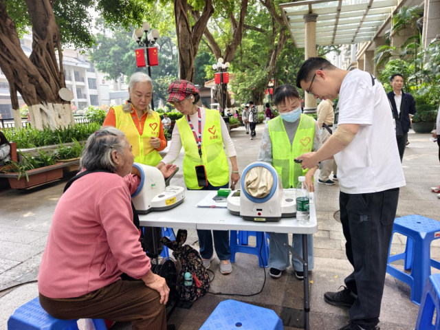 广州市第一人民医院仁心银龄志愿服务队队员参与流动献血车志愿服务
