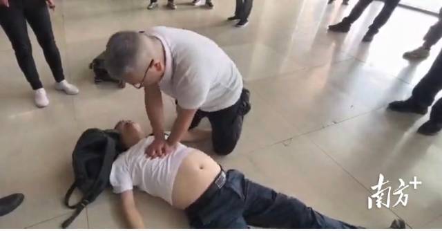 刘俊医生为突然倒地呼吸骤停的旅客做心肺复苏。王希成供图 