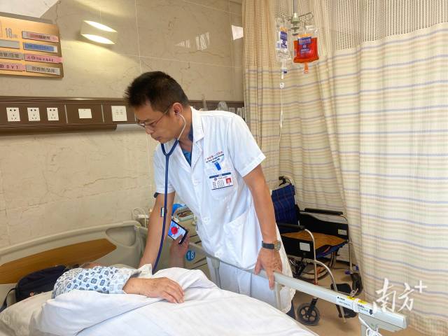 陈劲龙检查患者身体情况。 