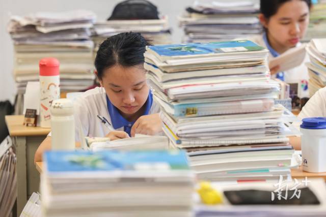 高考进入倒计时,学生在教室复习。南方+记者 朱洪波 摄 高考进入倒计时,学生在教室复习。南方+记者 朱洪波 摄