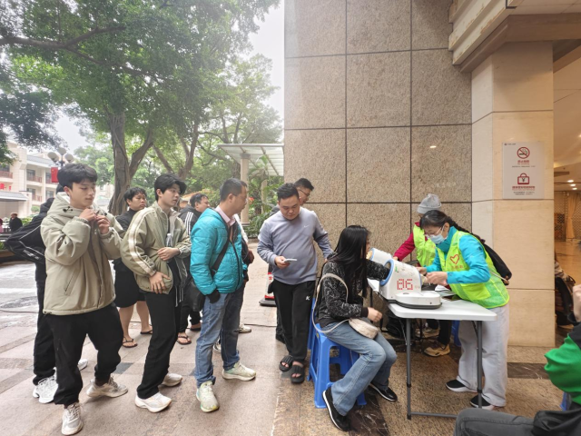 广州市第一人民医院仁心银龄志愿服务队队员参与流动献血车志愿服务 广州市第一人民医院仁心银龄志愿服务队队员参与流动献血车志愿服务