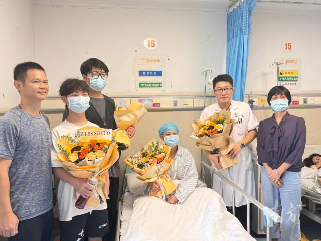 8月5日,输血依赖型地贫患者付付(化名)治愈出院。 8月5日,输血依赖型地贫患者付付(化名)治愈出院。