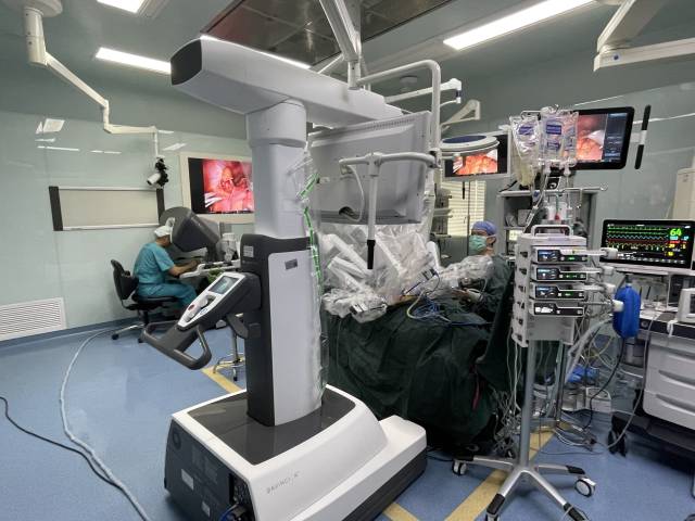 手术团队进行机器人手术操作。 手术团队进行机器人手术操作。